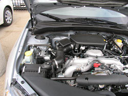 La mayoría de las cajas de los filtros de aire de Subaru están en la parte frontal del compartimiento del motor por lo que reemplazar el filtro de aire es muy fácil de hacer sin herramientas especiales