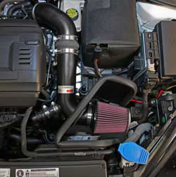 El filtro de aire K&N, número RC-2960, que se incluye en el sistema de admisión para el Ford Mustang GT de 5.0L 2015 está protegido por un escudo térmico específico para la aplicación