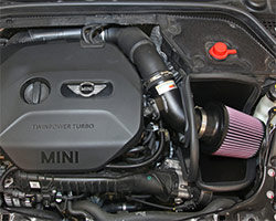 El filtro de aire del Mini Cooper 2014-2016 está envuelto por una protección térmica específica, y reusa el aire fresco del ducto de fábrica para ayudar a proporcionar aire más fresco desde el exterior del compartimiento del motor