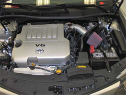 La toma de aire K&N instalada en un 2012 Toyota Camry 3,5 l.