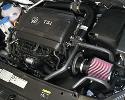 El & Passat & el VW Jetta GLI  2014-2016 con un sistema de admisión de aire K&N 69-9507TTK instalado en el compartimiento del motor