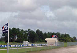 La escuela European Rally and Motorsports Park ondea banderas de K&N a lo largo de todas sus instalaciones.