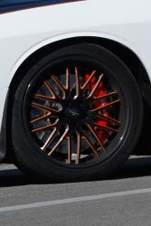 El naranja de los embellecedores de las ruedas está muy cercano al del logo de K&N
